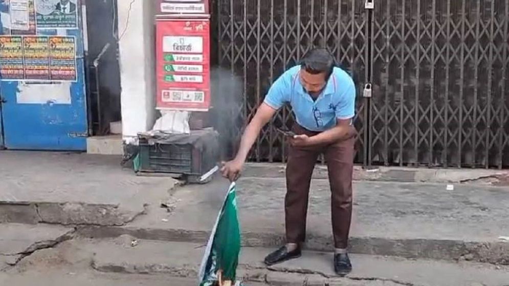 আওয়ামী লীগের ব্যানার পুড়িয়ে বৈছাআর বিক্ষোভ