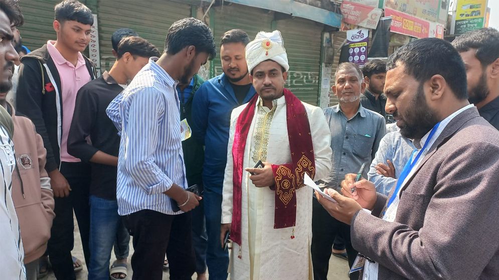 বিয়ের সাজে ভোটকেন্দ্রে হাজির বর