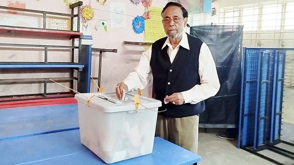 চন্দনাইশে ভোট দিয়েছেন কর্নেল অলি