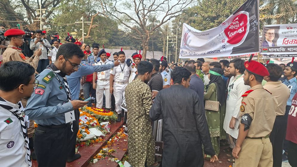 ভাষা শহীদদের শ্রদ্ধা জানাতে শহীদ মিনারে মানুষের ঢল