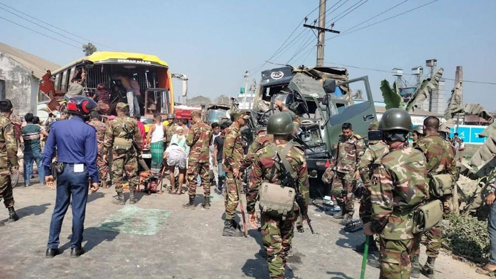 ময়মনসিংহে সেনাবাহিনীর ট্রাকের সঙ্গে বাসের সংঘর্ষ, নিহত ২