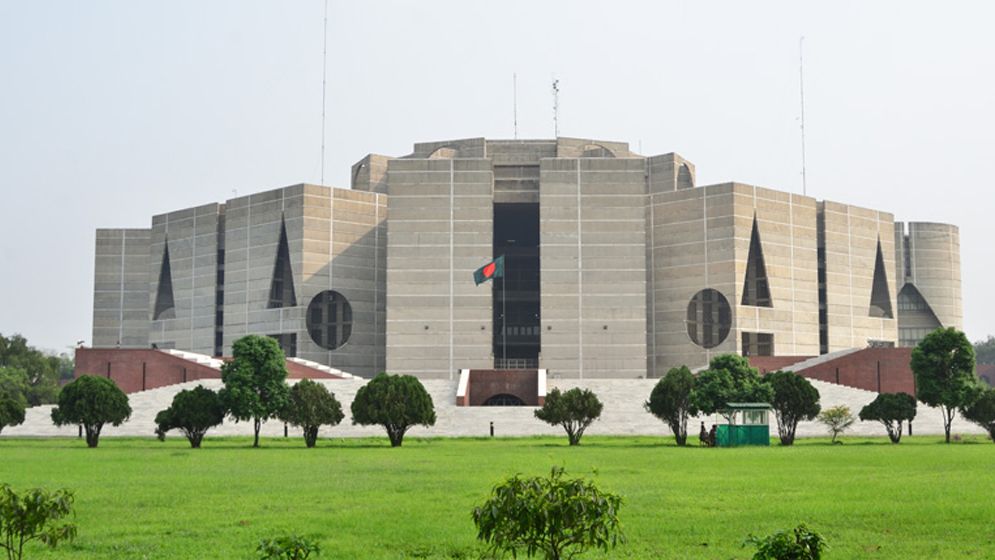 মন্ত্রিপরিষদের ৩৫ জনই ব্যবসায়ী, দুজন রাজনীতিবিদ