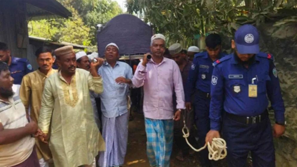 হাতকড়া পরেই মায়ের জানাজায় দুই ভাই