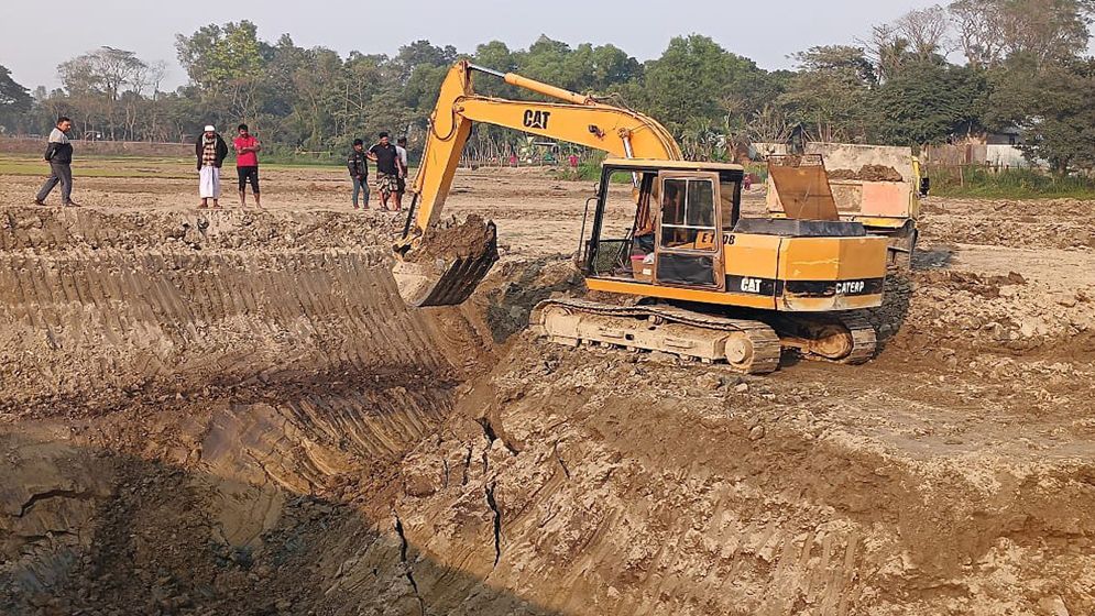  সিংগাইরে কৃষিজমির মাটি লুটের মহোৎসব