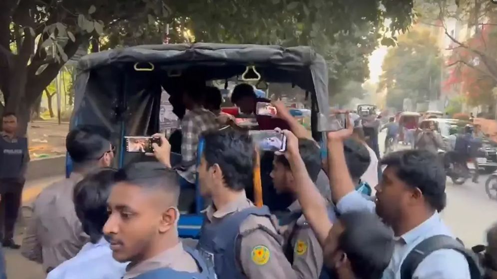 ধানমন্ডি বত্রিশে শ্রদ্ধা জানাতে আসা ঢাবি অধ্যাপকসহ আটক ৫