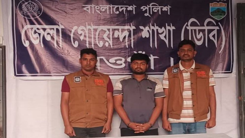 নওগাঁয় টাকা ছিনতাইয়ের নাটক সাজিয়ে কারাগারে বিকাশ কর্মী