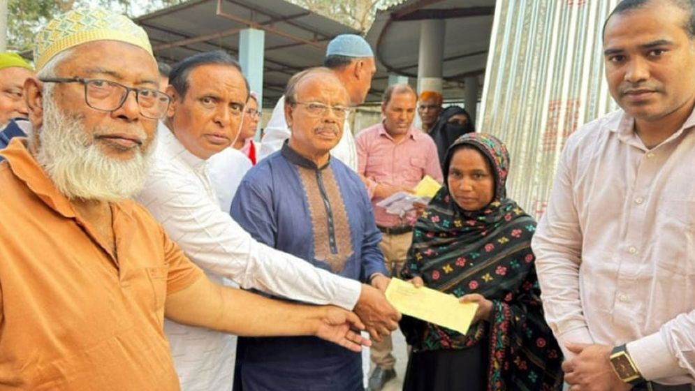 রাণীনগরে টিন ও আর্থিক সহায়তার চেক বিতরণ করেন এমপি রেজু 