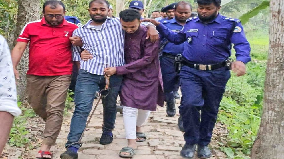 ডান্ডাবেড়িসহ বাবার জানাজায় ছাত্রলীগ নেতা 