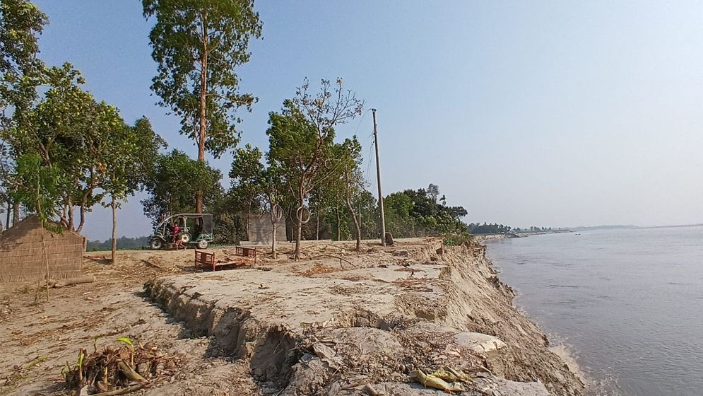 দেওয়ানগঞ্জে নদী ভাঙনে বিলীন ফসলিজমি বসতবাড়ি  ও সড়ক