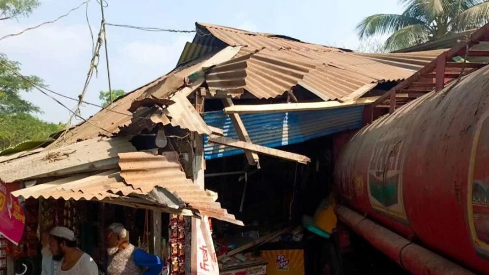 নোয়াখালীতে নিয়ন্ত্রণ হারিয়ে দোকানে ঢুকলো ট্রাক, নিহত ২ 