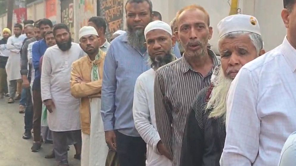 সকাল থেকেই ভোটকেন্দ্রে দীর্ঘ সারি
