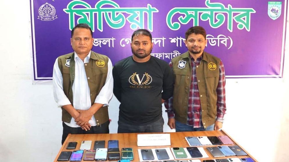 নীলফামারীতে ৪০ টি চোরাই মোবাইল উদ্ধার: গ্রেফতার ১