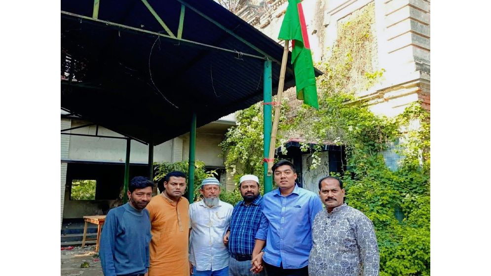 পাবনা আওয়ামী লীগের কার্যালয়ে জাতীয় পতাকা উত্তোলন করে “জয় বাংলা “স্লোগান