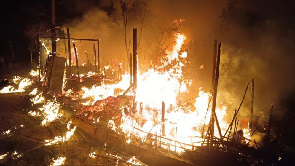 রোহিঙ্গা ক্যাম্পে আগুনে ৪০ ঘর পুড়ে ছাই, নিহত ১