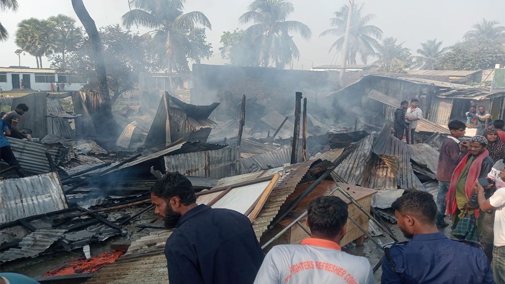 কুয়াকাটায় আগুনে ছাই ৮টি ব্যবসা প্রতিষ্ঠান