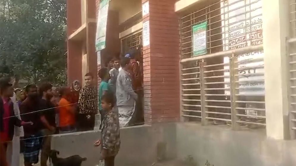 শেরপুরে ধানের শীষে সিল মারা শতাধিক ব্যালট উদ্ধার, আটক দুই