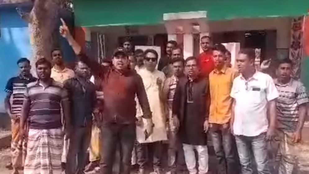 নিষিদ্ধ আ'লীগের ইফতার মাহফিল শেষে বিক্ষোভ