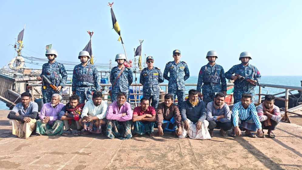 মিয়ানমারে পাচারের সময় ১১ জনকে আটক করেছে নৌবাহিনী