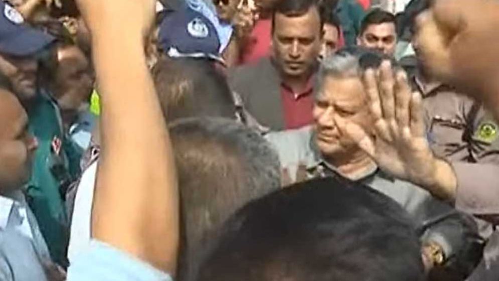 চট্টগ্রাম বন্দরে বিক্ষোভের মুখে উপদেষ্টা সাখাওয়াত