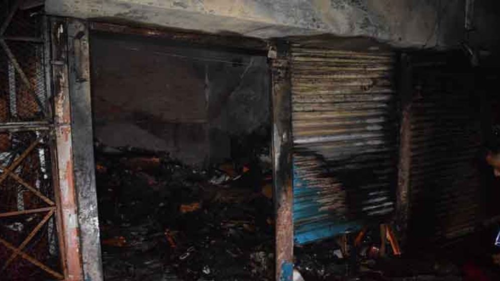 খুলনায় শপিং সেন্টারে আগুন: পুড়লো ১০ দোকান