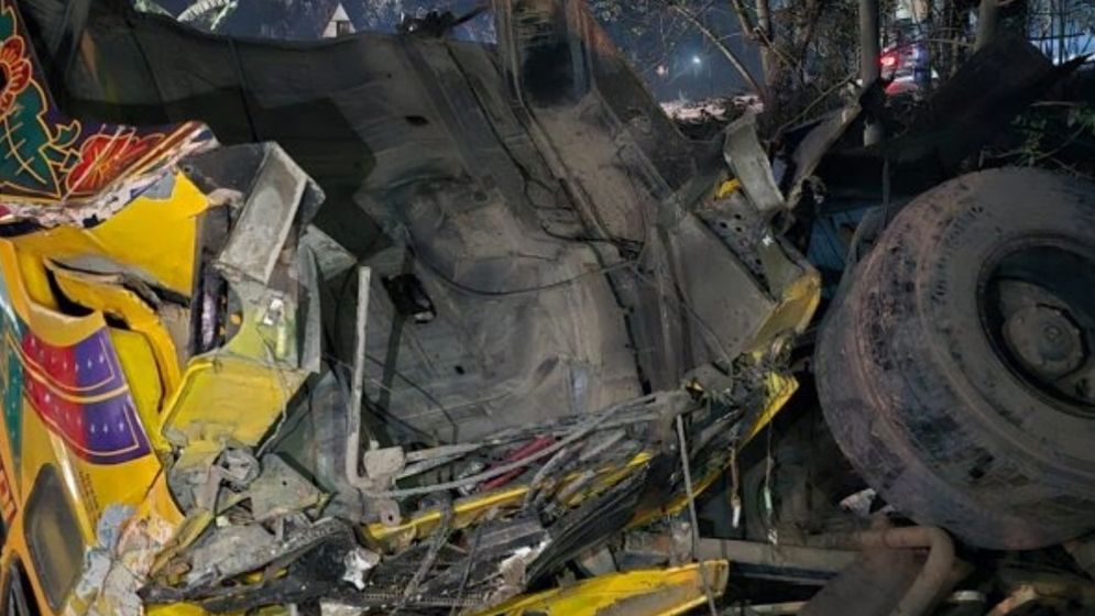 ট্রেনের ধাক্কায় ট্রাক পড়ল বসতবাড়ির ওপর