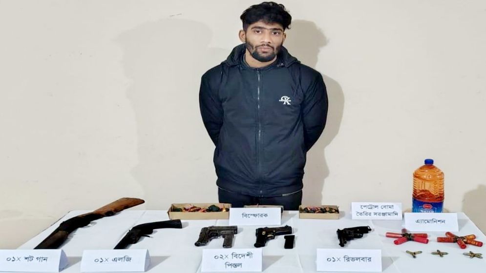 ফটিকছড়িতে বিপুল পরিমাণ অস্ত্র উদ্ধার