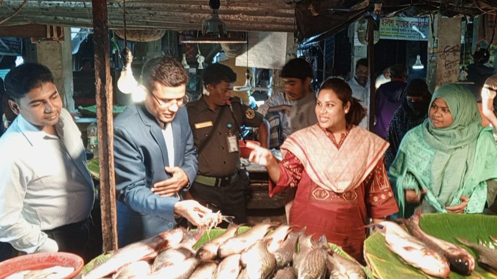 ঝিকরগাছায় রমজান উপলক্ষে ইউএনওর বাজার মনিটরিং