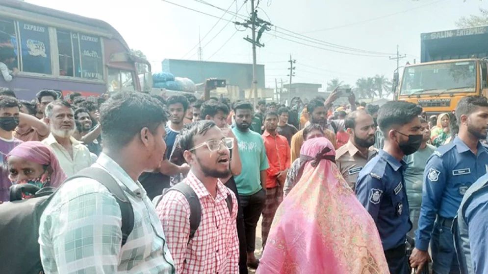 বকেয়া বেতনের দাবিতে ঢাকা-সিলেট মহাসড়ক অবরোধ