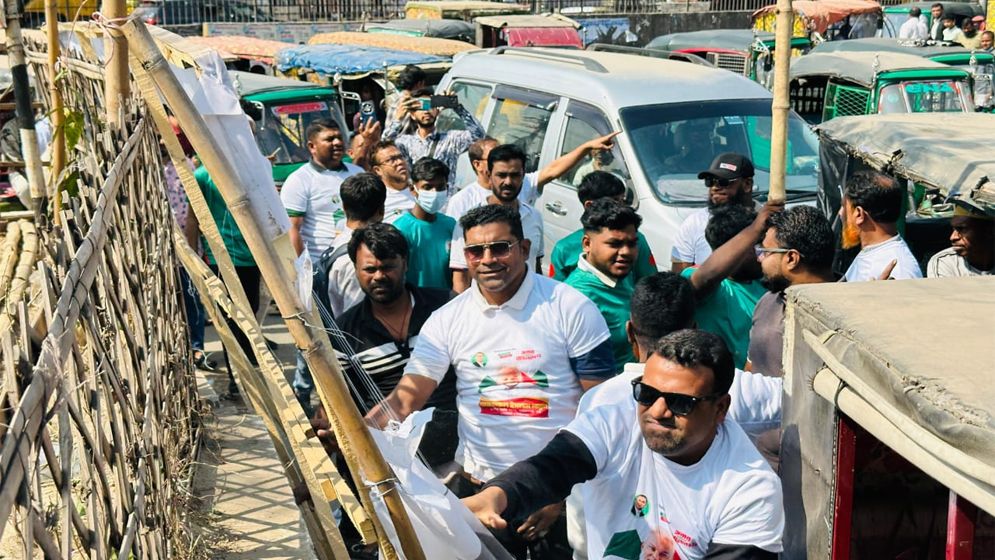 সোনারগাঁওয়ে ব্যানার ফেস্টুন অপসারণ করলো বিএনপি নেতাকর্মীরা