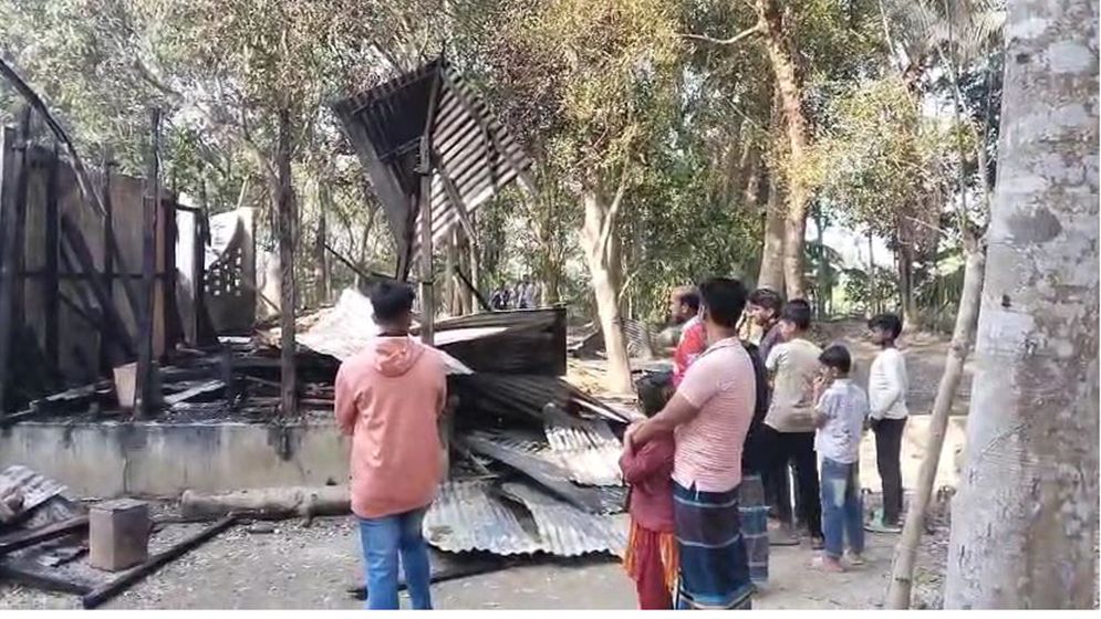 নড়াইলে  বিএনপি নেতার বাড়িতে  আগুন 