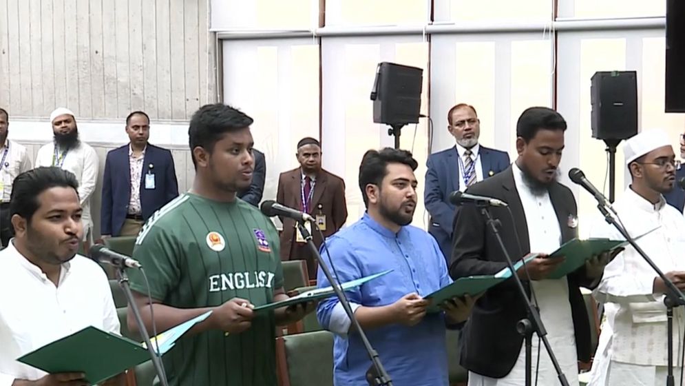 শপথ নিলেন এনসিপির নির্বাচিতরা