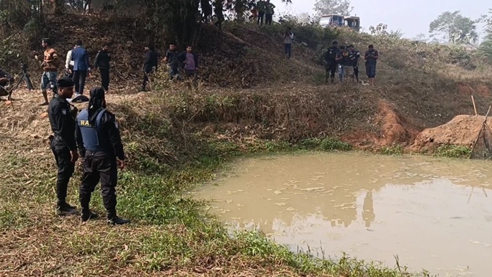 কুমিল্লায় পুকুরে র‍্যাবের অভিযান, দেশি-বিদেশি অস্ত্র উদ্ধার