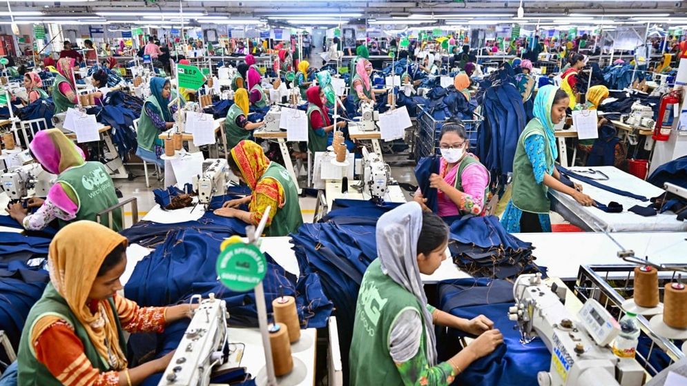 নির্বাচন পরবর্তী অর্থনীতি, পোশাক খাতে চ্যালেঞ্জের সামনে বাংলাদেশ  