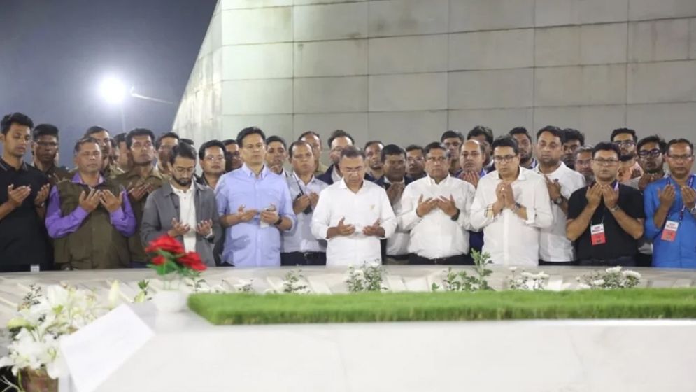 নির্বাচনী জনসভা শেষে বাবা-মায়ের কবর জিয়ারত করলেন তারেক রহমান 