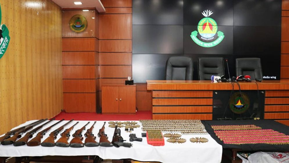 র‍্যাবের অভিযানে ১২ অস্ত্র উদ্ধার, গ্রেপ্তার ২