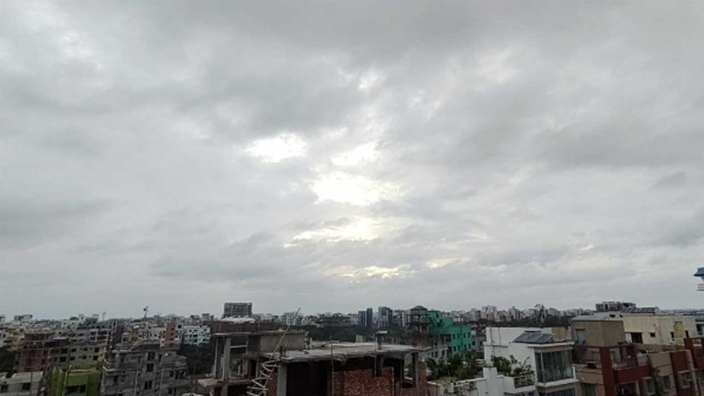 মেঘে ঢাকা রাজধানীর আকাশ, তাপমাত্রা কমার আভাস