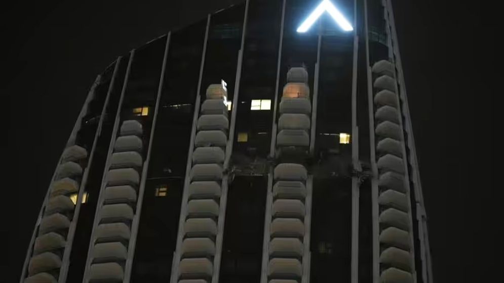 দুবাইয়ে ড্রোনের আঘাতে আবাসিক ভবনে আগুন