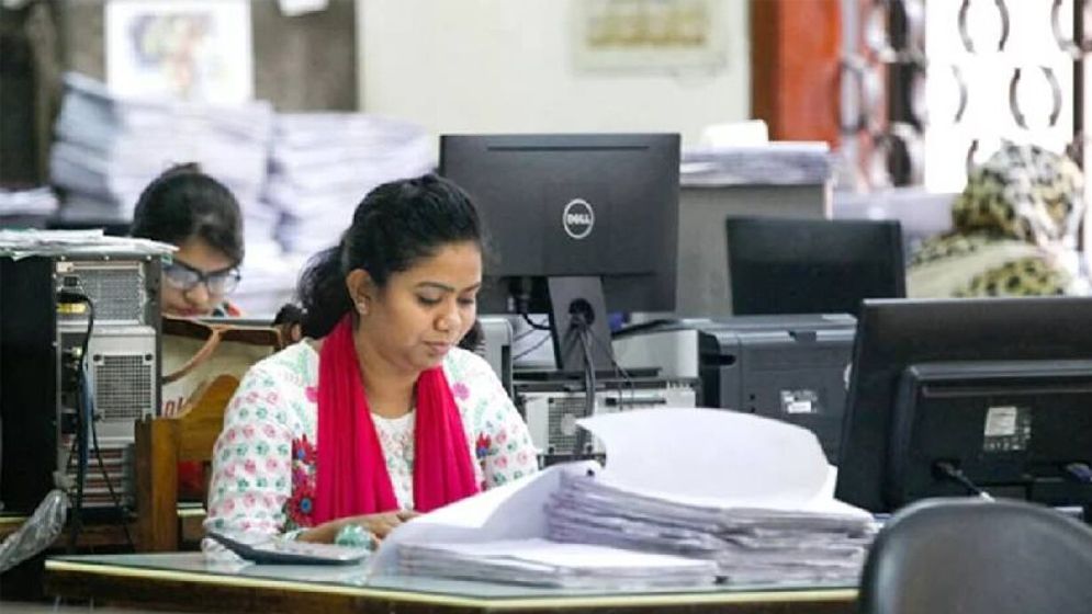 ঈদের আগে চাকরিজীবীদের শেষ কর্মদিবস আজ