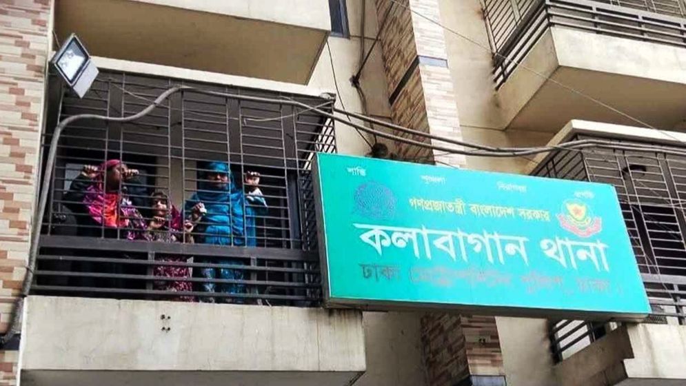 ৩২ নম্বরে ফুল দিতে গিয়ে ৪ জন গ্রেপ্তার