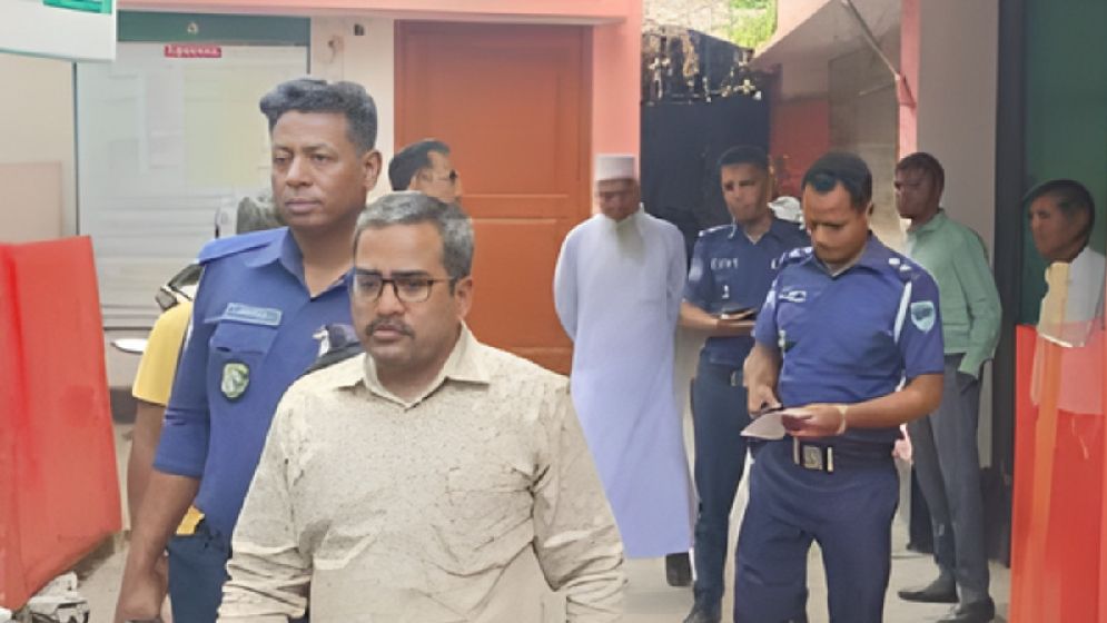 স্বাস্থ্যমন্ত্রীর ‘আত্মীয়’ পরিচয়ে চাঁদাবাজি, আটক সাংবাদিক