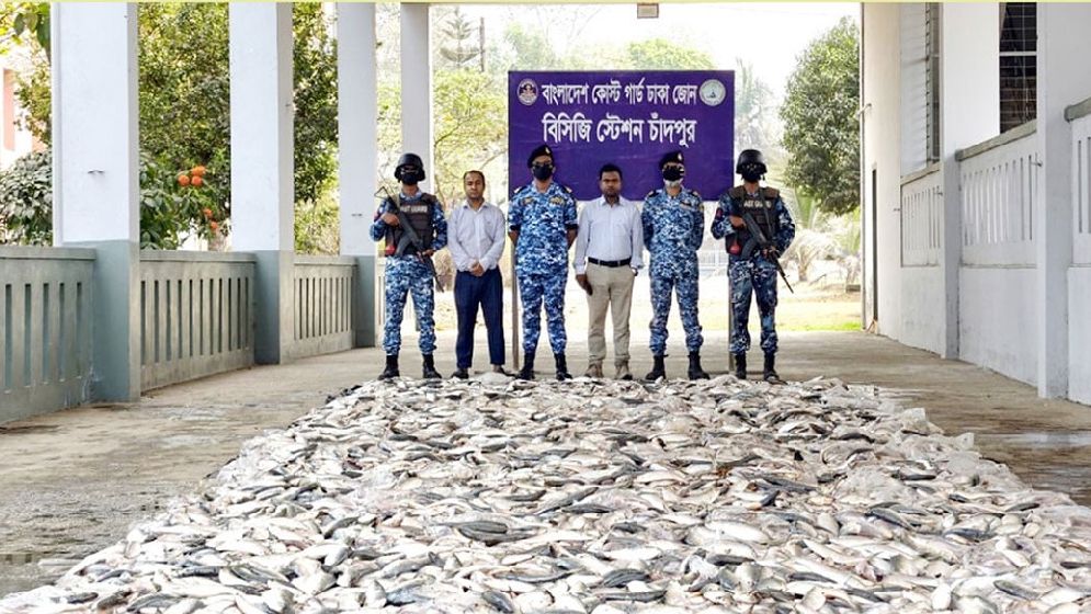 ১২৭ মণ জাটকা জব্দ, ১০ জেলে আটক