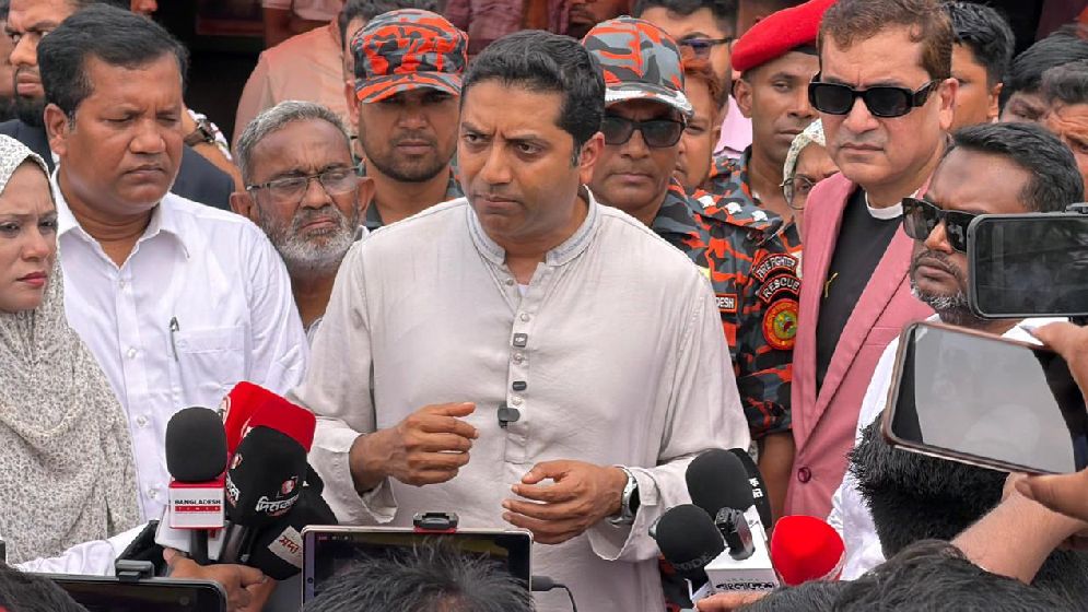 রায়েরবাজার কৃষি মার্কেট পরিদর্শনে প্রতিমন্ত্রী, ক্ষতি রোধের আশ্বাস