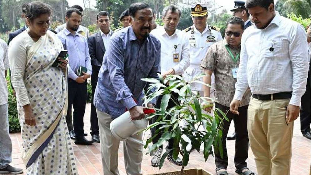 সংসদ প্রাঙ্গণে গাছ লাগালেন স্পিকার ও ডেপুটি স্পিকার 