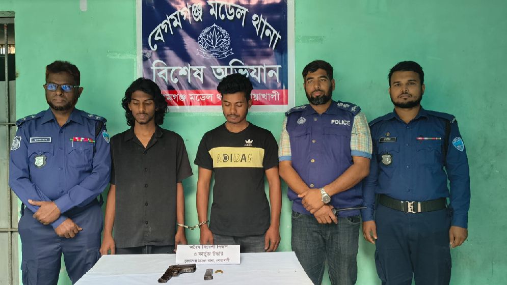 অস্ত্র বেচাকেনার সময় আগ্নেয়াস্ত্রসহ গ্রেপ্তার ২