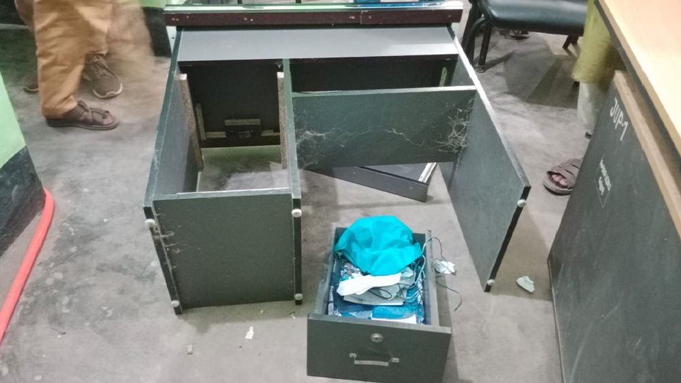 মদের টাকা না পেয়ে সরকারি অফিস ভাঙচুর করলো ইউপি সদস্য