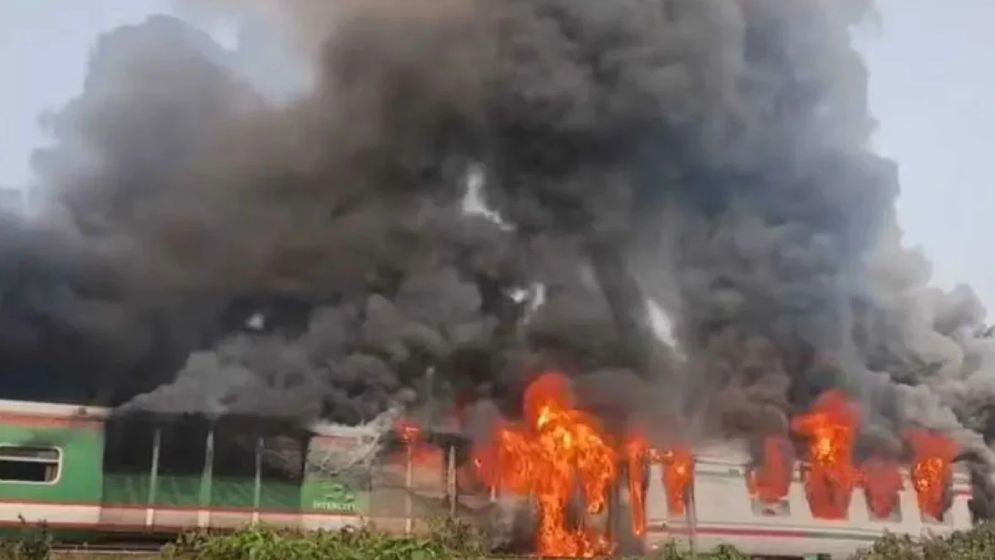 ঢাকাগামী  চট্টলা এক্সপ্রেস ট্রেনে ভয়াবহ অগ্নিকাণ্ড