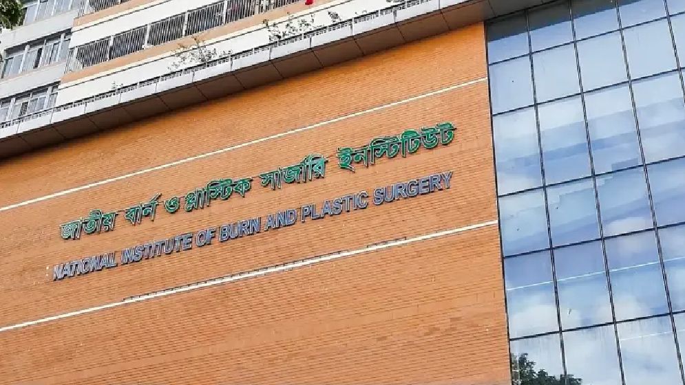 প্রাইভেটকারের সিলিন্ডার বিস্ফোরণ, দগ্ধ ৮