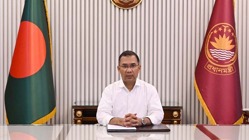 বিলবোর্ডে নিজের ছবি দেখে অপসারণের নির্দেশ প্রধানমন্ত্রীর