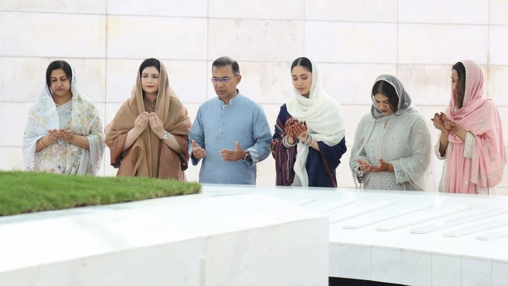 বাবা-মায়ের কবর জিয়ারত করলেন প্রধানমন্ত্রী