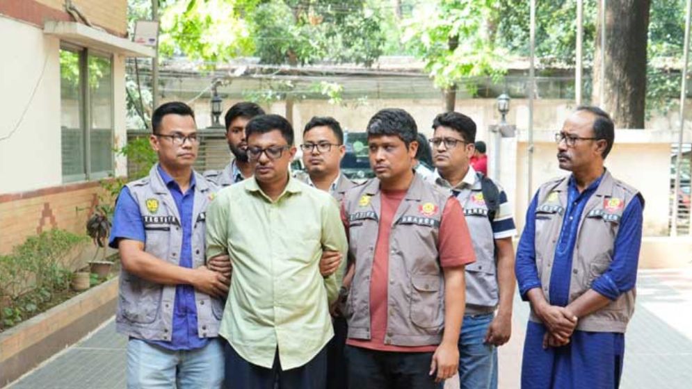 ‘প্রধানমন্ত্রীর উপদেষ্টা’ পরিচয়ে প্রতারণা, আটক ১